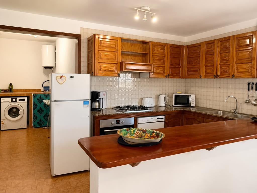Kitchen with breakfast bar